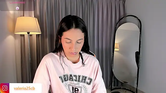 Snapshot of valeriia25_ chatting on 12.18.24 valeriia25 online show from 12.18.24
