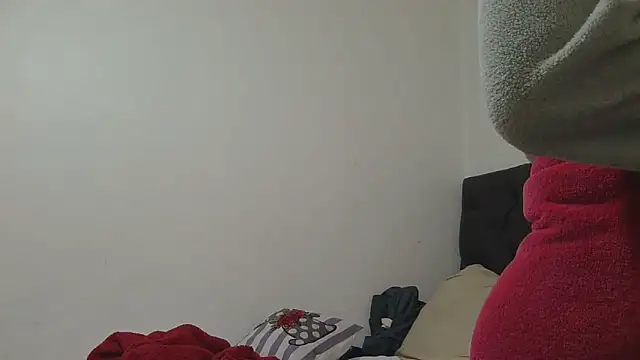 Snapshot of sluttylaura21 chatting on 05.14.26 sluttylaura21 online show from 05.14.26