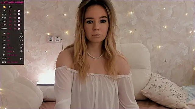 Snapshot of EvaSileZ chatting on 10.18.25 EvaSileZ online show from 10.18.25