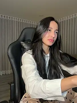 Snapshot of EvaMoet chatting on 12.13.24 EvaMoet online show from 12.13.24