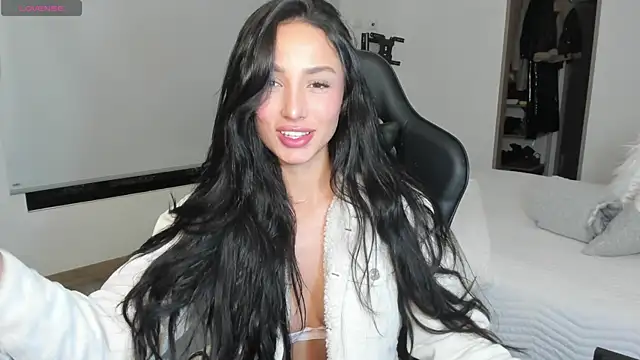 Snapshot of EvaMoet chatting on 03.05.25 EvaMoet online show from 03.05.25