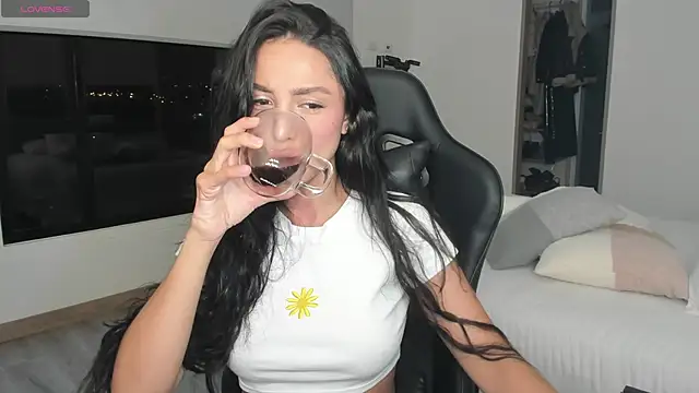 Snapshot of EvaMoet chatting on 03.07.25 EvaMoet online show from 03.07.25