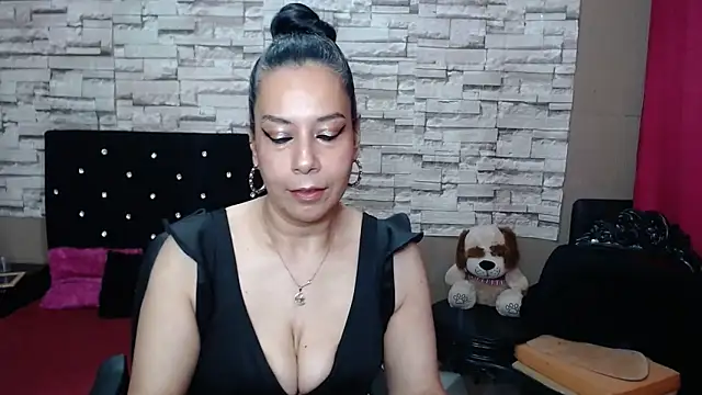 Snapshot of MarianaNight02 chatting on 12.15.25 MarianaNight02 online show from 12.15.25