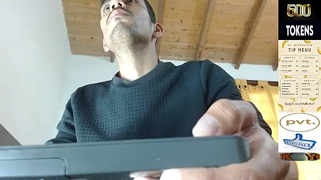 Snapshot of JohanyLatino chatting on 04.26.26 JohanyLatino online show from 04.26.26