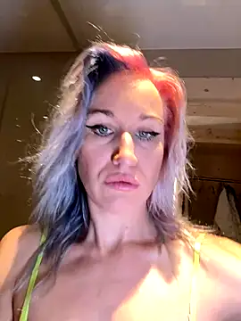 Snapshot of Dina-Light chatting on 12.04.24 Dina-Light online show from 12.04.24