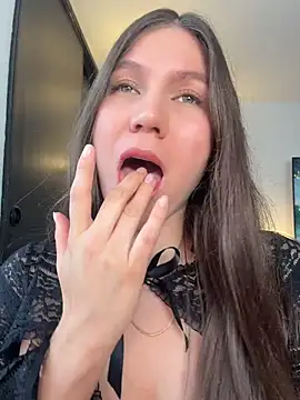 Snapshot of AmelieLaurent_ chatting on 04.15.26 AmelieLaurent online show from 04.15.26