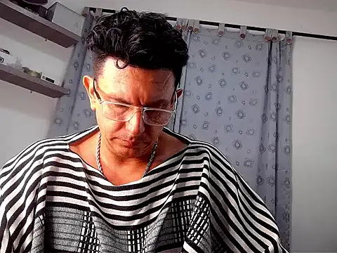 Snapshot of pedropicapi chatting on 11.21.25 pedropicapi online show from 11.21.25