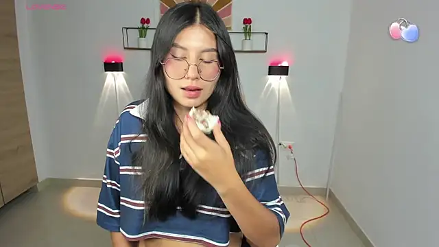 Snapshot of emily_villamil chatting on 03.19.26 emily villamil online show from 03.19.26