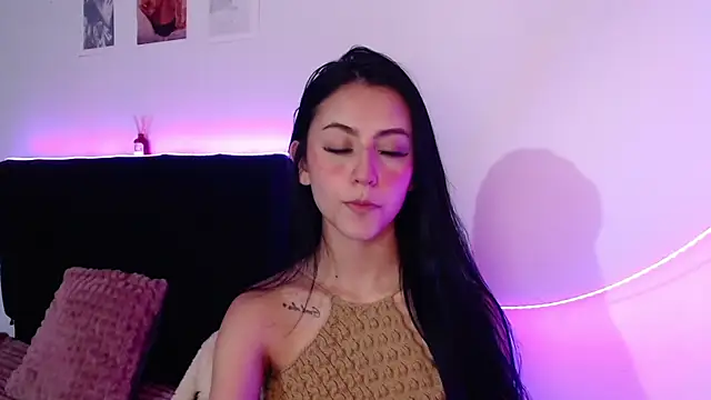 Coralinnee  online show from 03.16.25