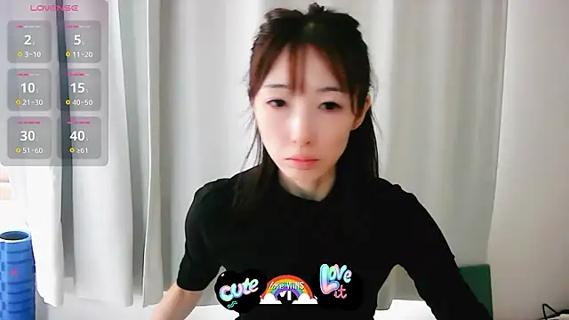 Snapshot of Love_me_Eri_ chatting on 10.18.25 Love me Eri  online show from 10.18.25