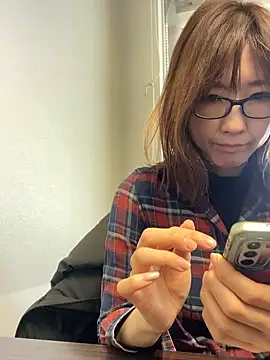 Snapshot of Love_me_Eri_ chatting on 12.22.25 Love me Eri online show from 12.22.25