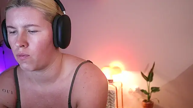 Snapshot of moonamii chatting on 12.04.24 moonamii online show from 12.04.24