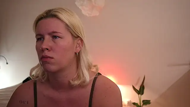 Snapshot of moonamii chatting on 12.09.24 moonamii online show from 12.09.24