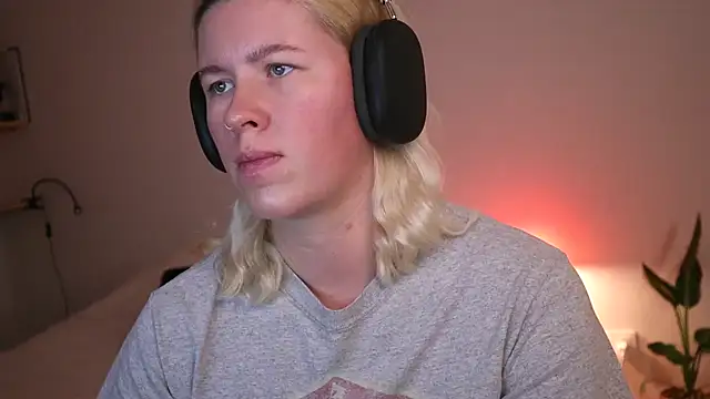 Snapshot of moonamii chatting on 12.10.24 moonamii online show from 12.10.24