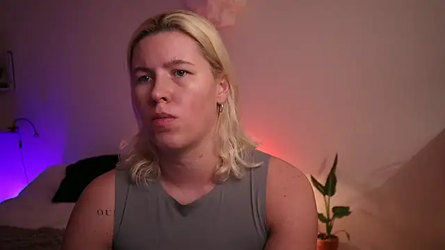 Snapshot of moonamii chatting on 12.11.24 moonamii online show from 12.11.24