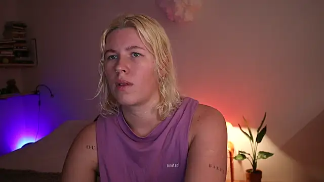 Snapshot of moonamii chatting on 01.09.25 moonamii online show from 01.09.25