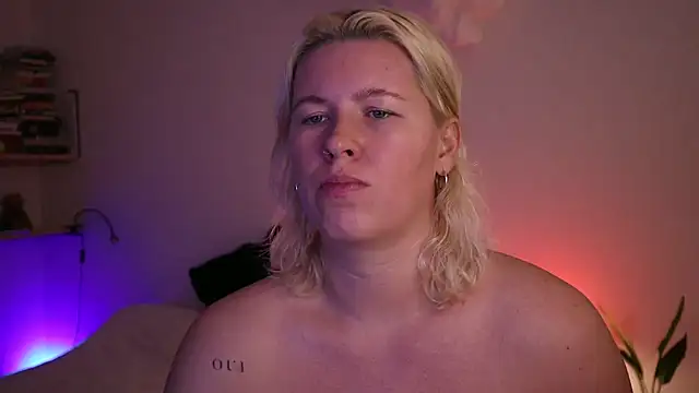 Snapshot of moonamii chatting on 01.15.25 moonamii online show from 01.15.25