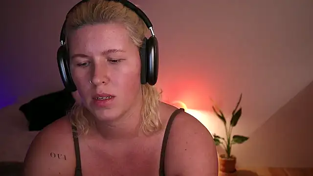 Snapshot of moonamii chatting on 01.16.25 moonamii online show from 01.16.25