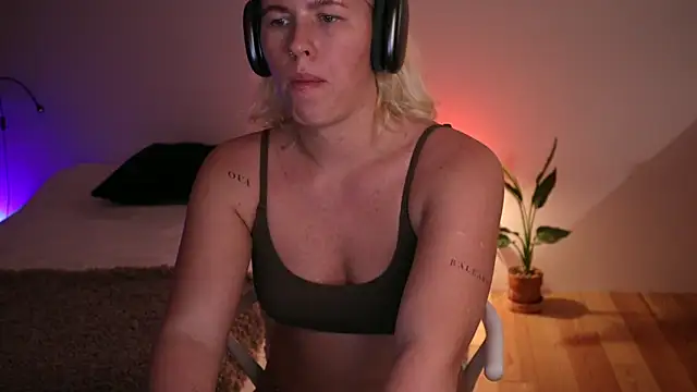 Snapshot of moonamii chatting on 01.22.25 moonamii online show from 01.22.25