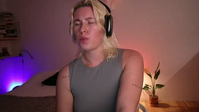 Snapshot of moonamii chatting on 01.23.25 moonamii online show from 01.23.25