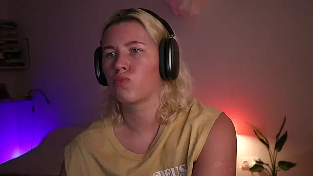 Snapshot of moonamii chatting on 01.30.25 moonamii online show from 01.30.25