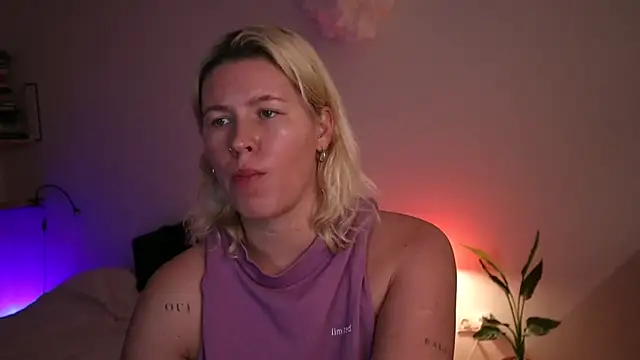 Snapshot of moonamii chatting on 02.13.25 moonamii online show from 02.13.25