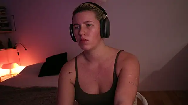 Snapshot of moonamii chatting on 02.18.25 moonamii online show from 02.18.25