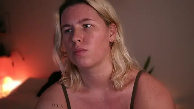 Snapshot of moonamii chatting on 02.21.25 moonamii online show from 02.21.25