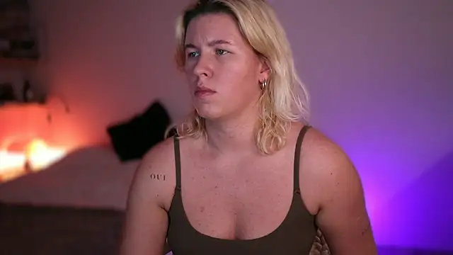 Snapshot of moonamii chatting on 02.25.25 moonamii online show from 02.25.25