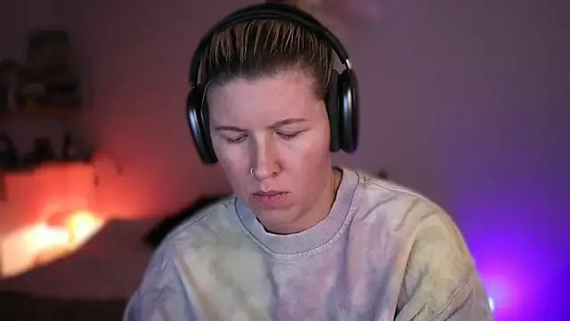 Snapshot of moonamii chatting on 03.04.25 moonamii online show from 03.04.25