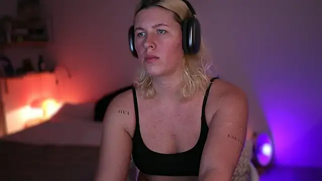 Snapshot of moonamii chatting on 03.05.25 moonamii online show from 03.05.25