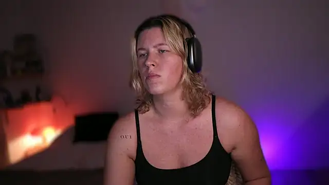 Snapshot of moonamii chatting on 03.18.25 moonamii online show from 03.18.25