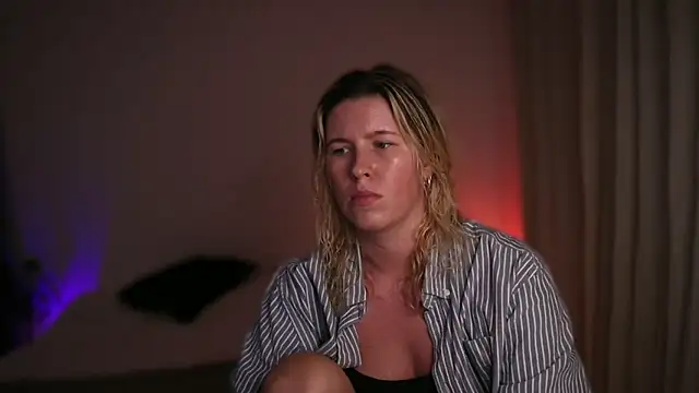 Snapshot of moonamii chatting on 09.09.25 moonamii online show from 09.09.25