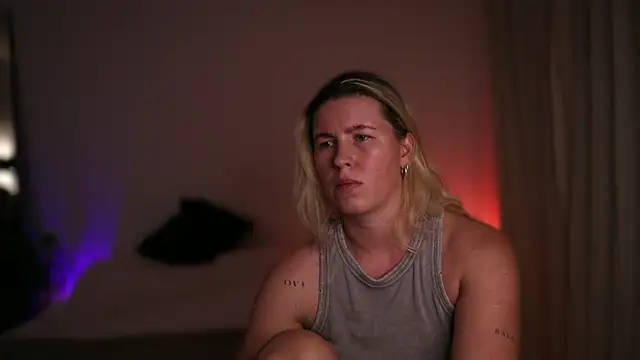 Snapshot of moonamii chatting on 09.11.25 moonamii online show from 09.11.25