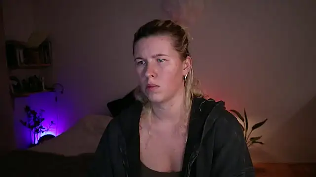 Snapshot of moonamii chatting on 09.25.25 moonamii online show from 09.25.25