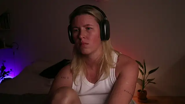 Snapshot of moonamii chatting on 09.29.25 moonamii online show from 09.29.25