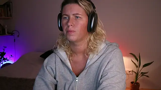 Snapshot of moonamii chatting on 10.03.25 moonamii online show from 10.03.25