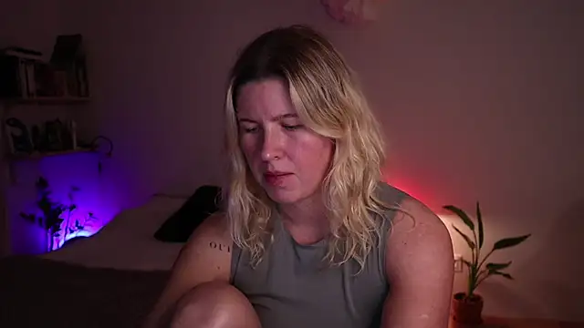 Snapshot of moonamii chatting on 10.14.25 moonamii online show from 10.14.25