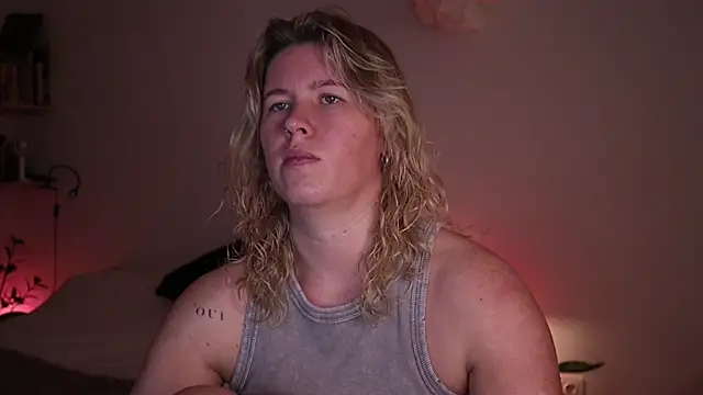 Snapshot of moonamii chatting on 10.23.25 moonamii online show from 10.23.25