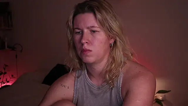 Snapshot of moonamii chatting on 10.27.25 moonamii online show from 10.27.25