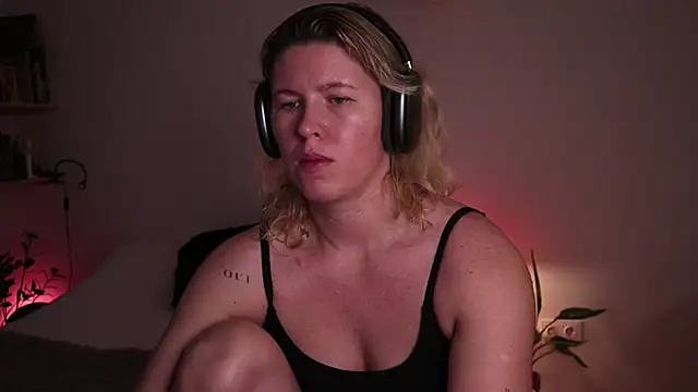 Snapshot of moonamii chatting on 10.29.25 moonamii online show from 10.29.25