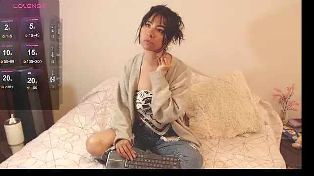 Snapshot of alice_middlee chatting on 11.19.25 alice middlee online show from 11.19.25