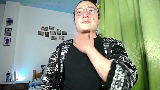 Snapshot of monkeywillwhite chatting on 10.31.25 monkeywillwhite online show from 10.31.25