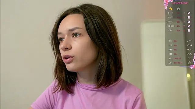 Snapshot of VivianLy_ chatting on 12.10.24 VivianLy online show from 12.10.24