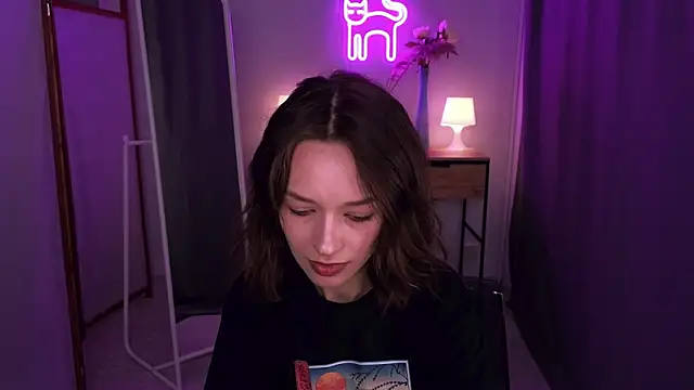 Snapshot of VivianLy_ chatting on 02.14.25 VivianLy online show from 02.14.25