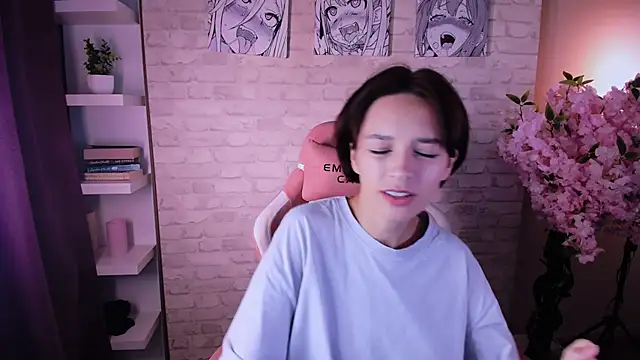 Snapshot of VivianLy_ chatting on 09.24.25 VivianLy online show from 09.24.25