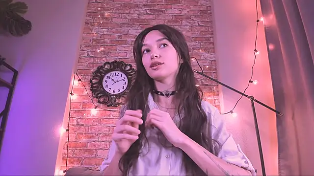 VivianLy  online show from 11.07.25