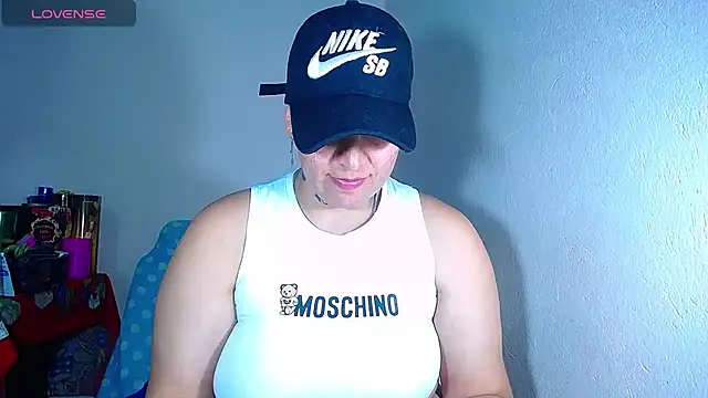 Snapshot of Yessi_rousse chatting on 12.27.24 Yessi rousse online show from 12.27.24