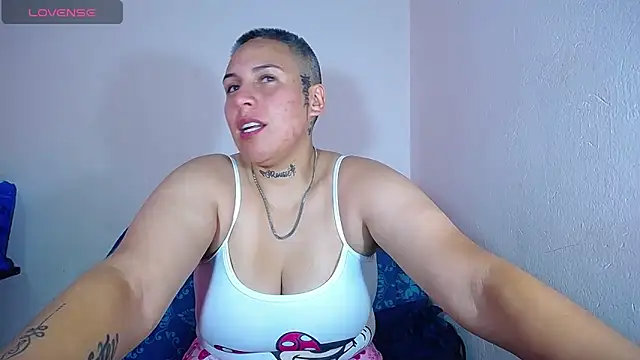 Snapshot of Yessi_rousse chatting on 01.22.25 Yessi rousse online show from 01.22.25