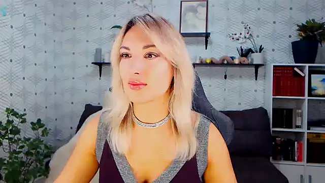 MillaXQueen online show from 11.04.25